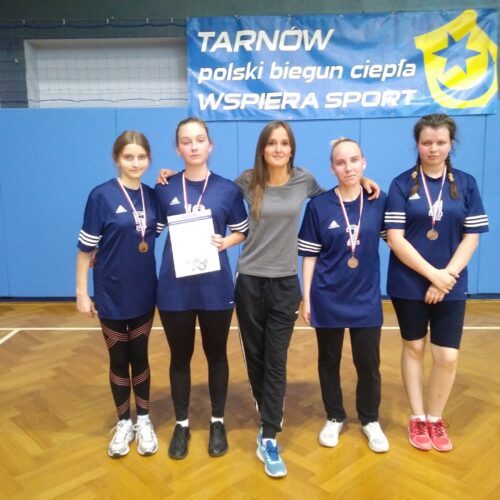 Miniaturka wpisu: Trzecie miejsce uczennic z ZSME w Mistrzostwach Tarnowa w Koszykówce 3×3!